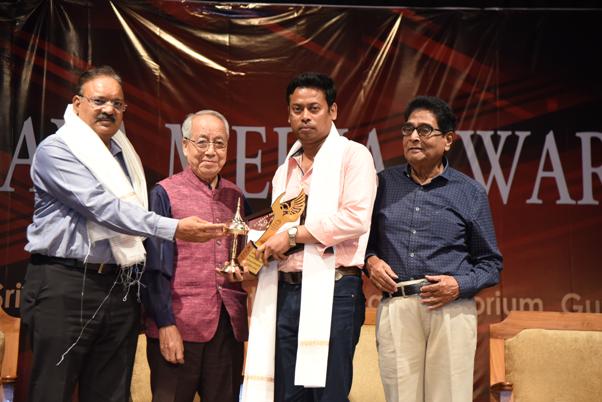 utpal phukan receiving Maya Media Award 2018